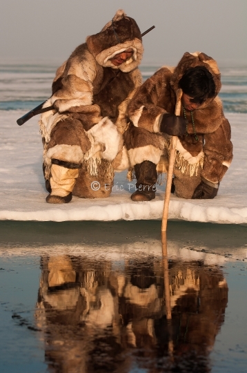 Inuits à la pêche